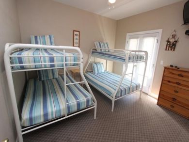 Cozy Three Bedroom 1 block to beach and Pool